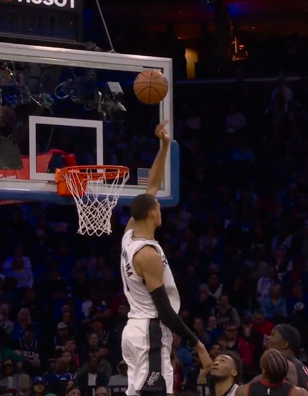 世界杯官方入口下载-这都能忍住！文班想盖马克西抛投 但瞬间判断出干扰球 硬生生收手