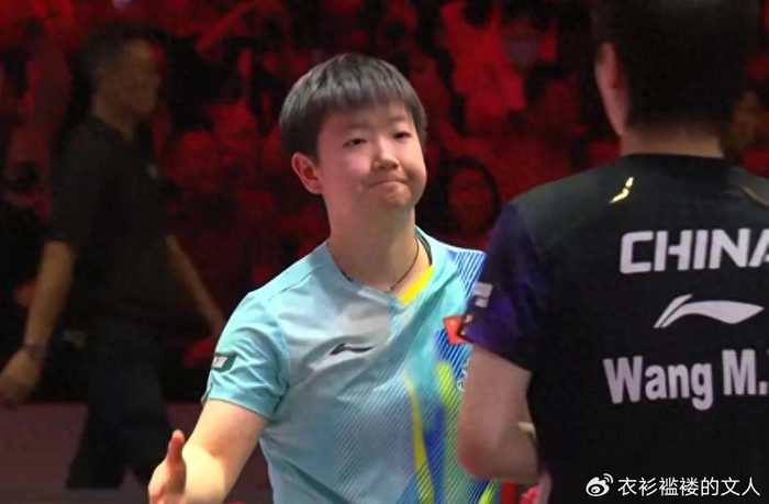 世界杯手机直播-球迷晒国乒回国照，孙颖莎变风格，王楚钦行走的模特，王曼昱冷酷|WTT新加坡大满贯|女单|男双|女双|比赛_新浪新闻