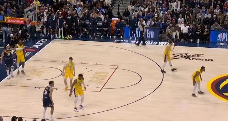 世界杯高清平台-湖人激战掘金！斯玛特狂打铁 蒂米惊艳 东契奇稳定输出