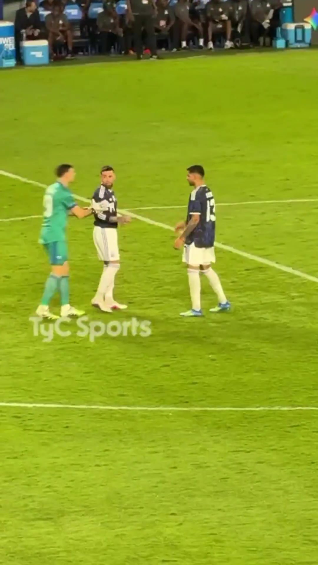 世界杯高清平台-氛围真好！梅西招手让点奥塔门迪不想罚，大马丁和罗梅罗推他上前